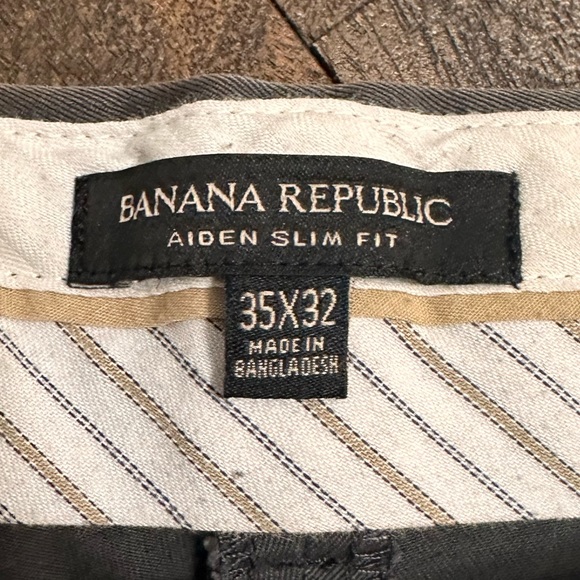 Men’s Banana Republic Gray Chino Pants. Size 35 X 32 - Picture 2 of 4